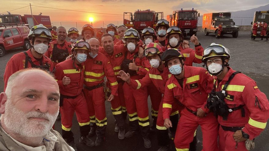 José Andrés, con un equipo de bomberos en La Palma