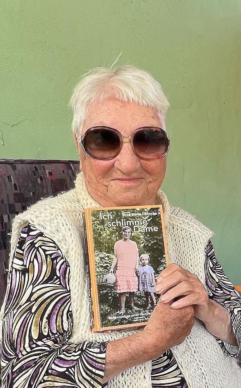 Rose Marie Dähncke con su último libro.