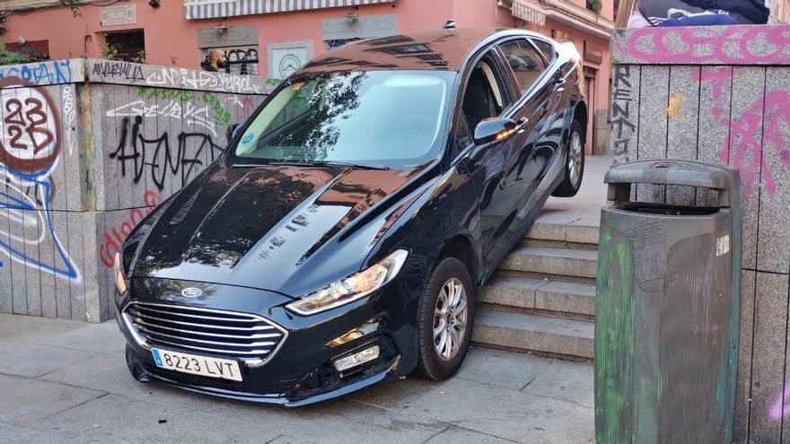 Las escaleras de Malasaña que atrapan a los VTC cuando irrumpen en zona peatonal