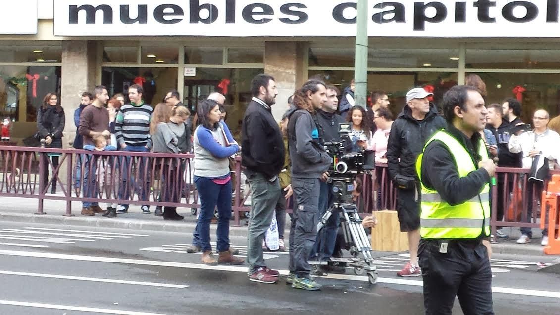 La calle Rafael Cabrera acogió este domingo el rodaje de una de las escenas de 'Cien años de perdón'