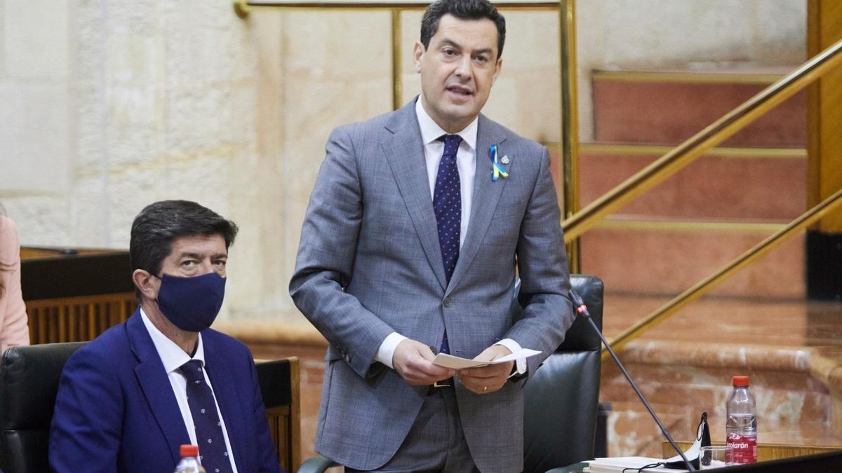 El presidente de la Junta de Andalucía, Juanma Moreno, en el Pleno del Parlamento este jueves.