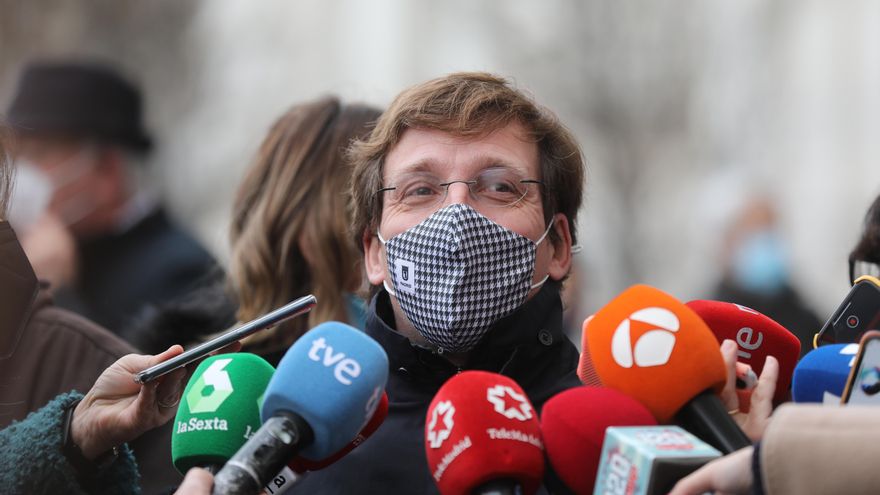 El alcalde de Madrid, José Luis Martínez-Almeida, ofrece declaraciones a los medios en el acto del minuto de silencio convocado por el Ayuntamiento de Madrid como muestra de “repulsa y condena” por el asesinato machista de una menor, en la plaza de Cibeles, a 4 de enero de 2022, en Madrid (España).