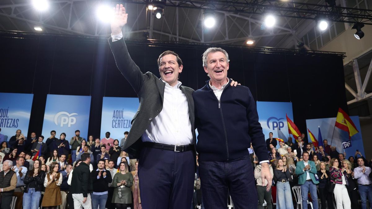 El presidente del PP, Alberto Núñez Feijóo y el candidato a la reelección, Alfonso Fernández Mañueco, en el cierre de campaña, este viernes en Valladolid.