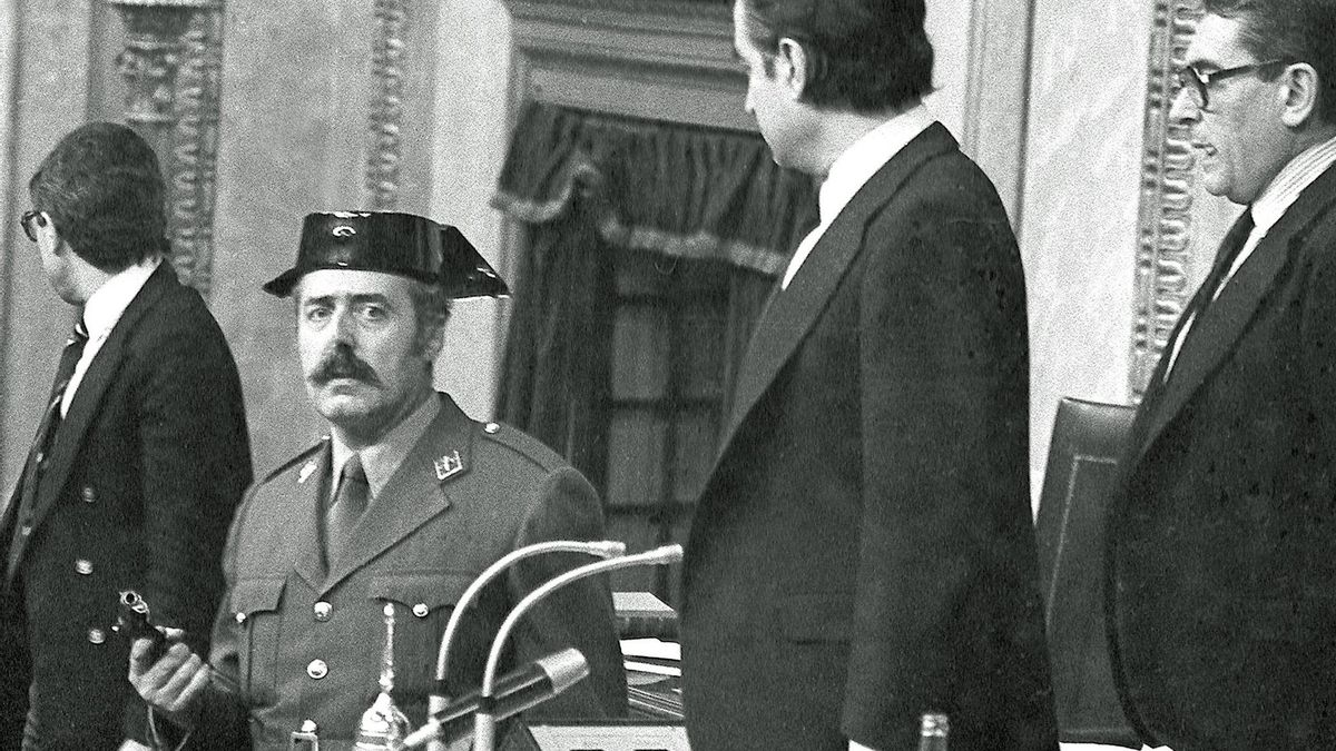 Imagen de archivo (23-2-1981) El  teniente coronel Antonio Tejero irrumpe, pistola en mano, en el Congreso de los Diputados durante la segunda votación de investidura de Leopoldo Calvo Sotelo como presidente del Gobierno. EFE/Manuel H. de León.