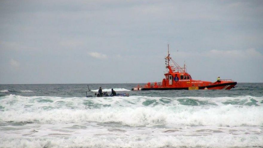 Muere una inmigrante y desaparece un niño al volcar una patera en Cádiz