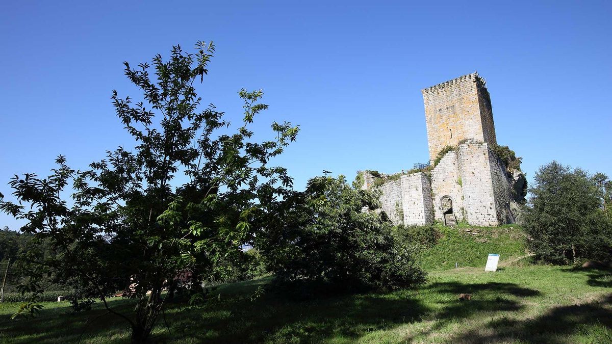 Este pueblo gallego con playas y bosques conserva un tesoro gastronómico: así es su empanada única de varias pisos