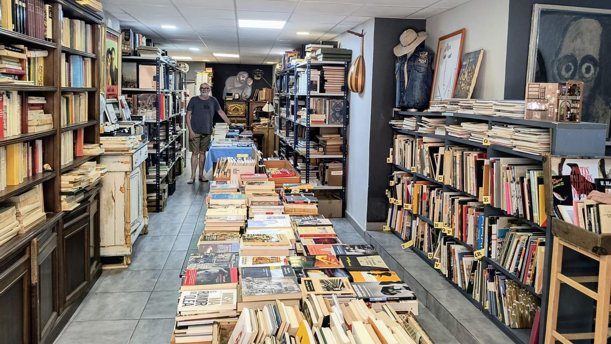 Santiago Gómez Laguna en su librería El baúl de Melquiades.