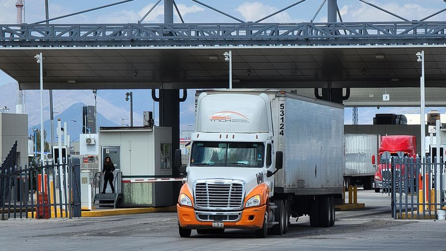 Transportistas ven freno en exportaciones en mexicana Ciudad Juárez por crisis migrante