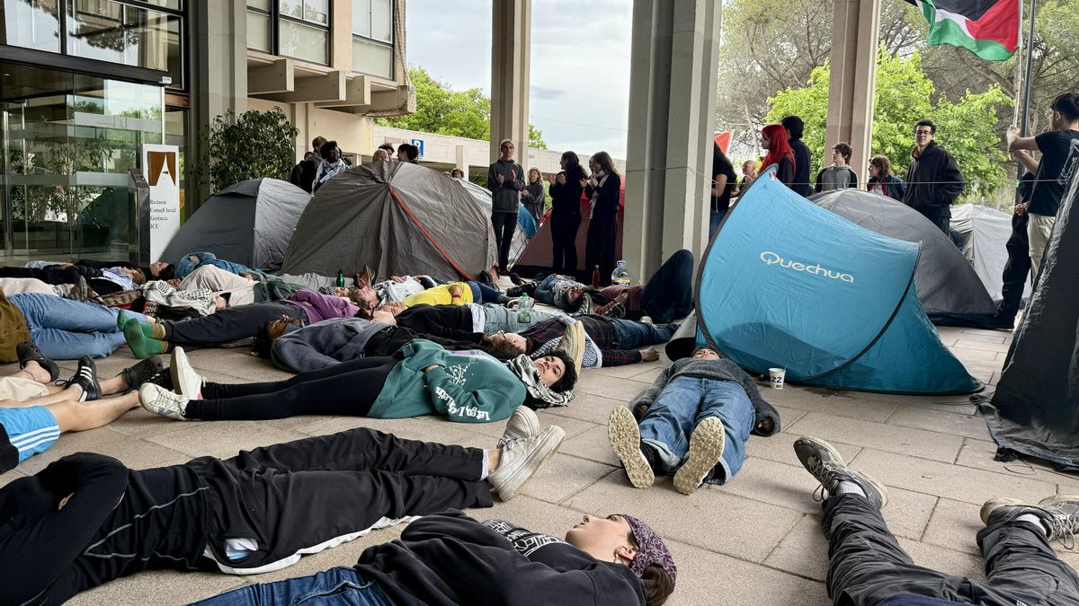 Un centenar de estudiantes de la Universidad Autónoma de Barcelona acampan contra los vínculos con Israel