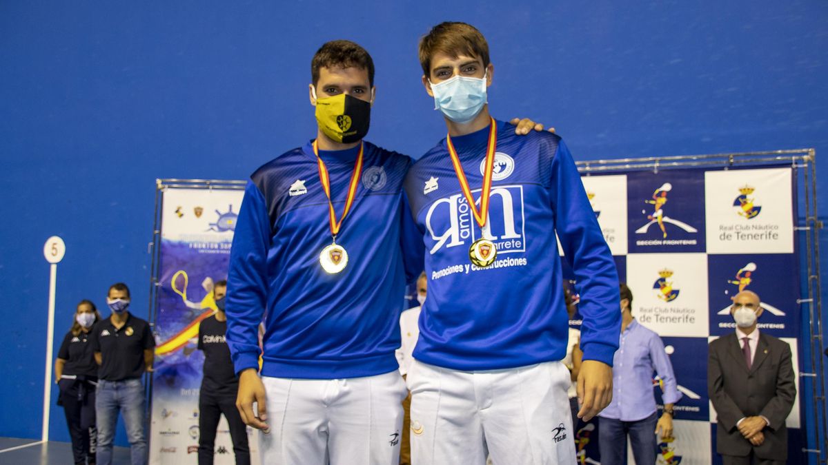 Gustavo Vidal, a la derecha, con su medalla al cuello.