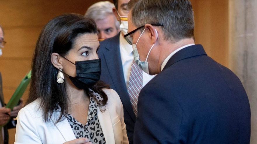 El PP evitará con una abstención que la propuesta de Vox para derogar leyes LGTBI en Madrid salga adelante