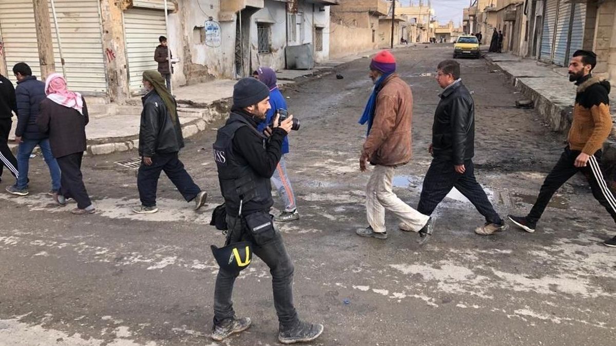 Diego Ibarra (en el centro), fotoperiodista zaragozano que acaba de ganar el premio Periodistas de Aragón-Ciudad de Zaragoza 2024