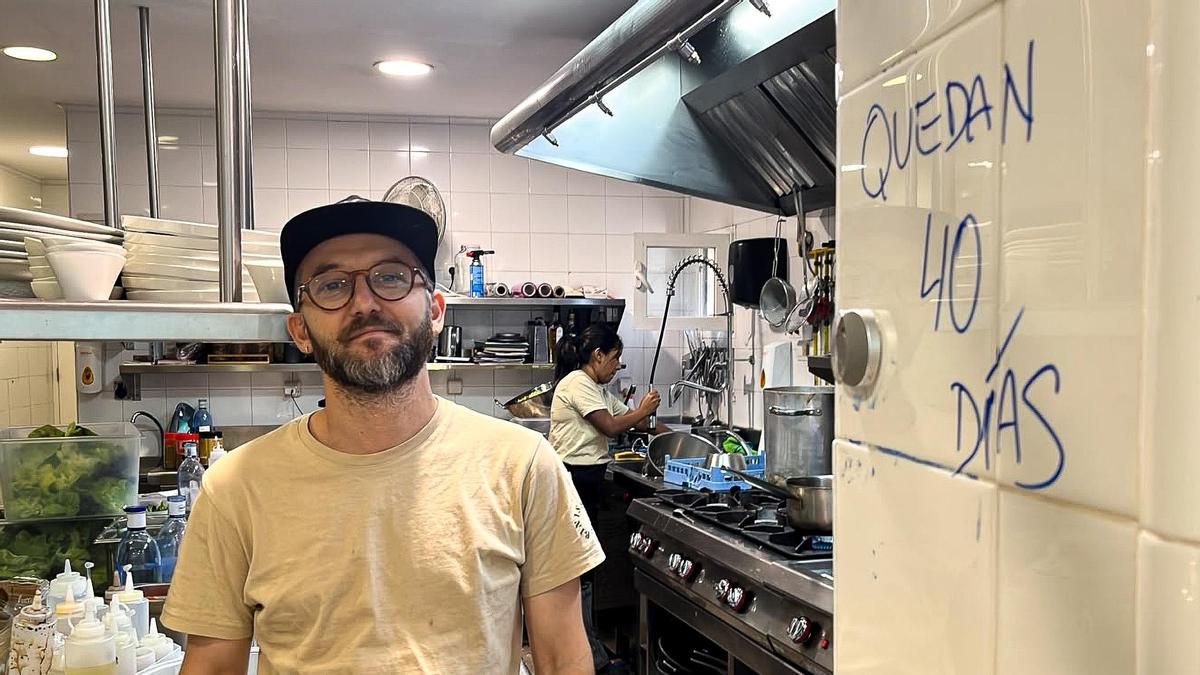 Batuel alterna su trabajo como jefe de cocina con su profesión como artista plástico y pintor desde hace once años