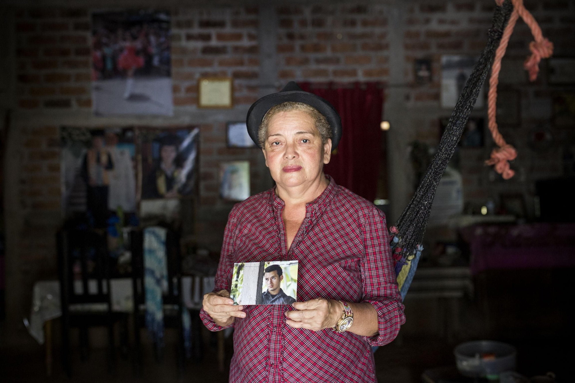 La finca de la señora Lidia quedó sin agua por culpa de la industria de la minería en El Salvador. Debido a su fuerte rechazo público contra estas multinacionales mineras, fue amenazada varias veces hasta que la tarde del 30 junio de 2012 asesinaron a su hijo a pocos metros de su hogar. En marzo de 2017, el Gobierno salvadoreño aprobó una ley que prohíbe la industria minera metálica en su territorio.