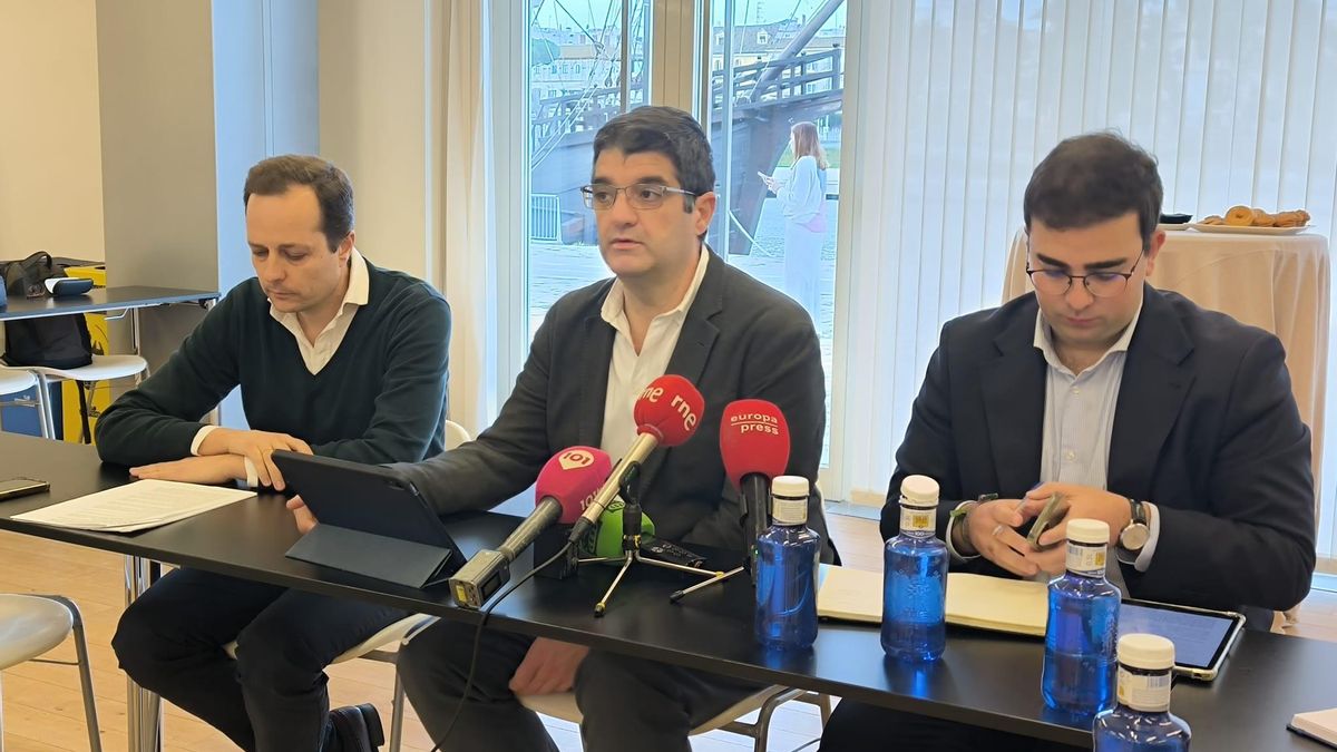 De izq. a dcha., Juan del Toro, vocal de AVVAPro en Sevilla, Juan Ignacio Chaves, vicepresidente de AVVAPro y delegado en Sevilla, e Ihnacio Calandria, gerente y director de Relaciones Institucionales.