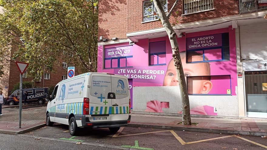 Local antiaborto gestionado por grupos ultracatólicos frente a la clínica Dator