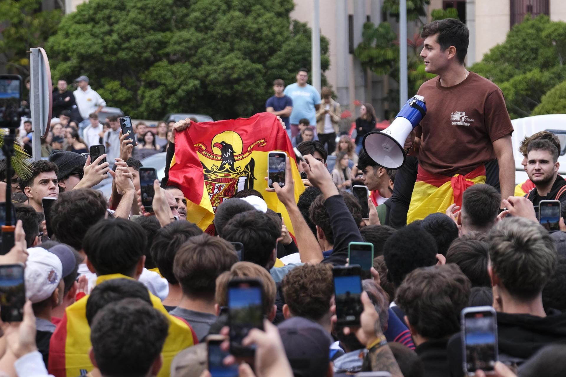 O activista Vito Quiles realizou esta sexta-feira um evento político no campus La Laguna (Tenerife), não sancionado pela reitoria, rodeado por um grande número de polícias e apesar dos protestos de cerca de 200 pessoas.