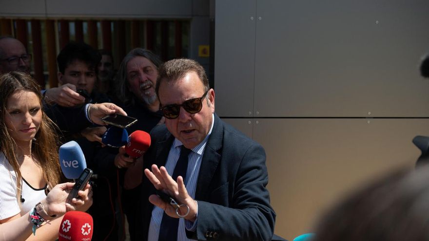 El abogado de David Sánchez, Emilio Cortés, atiende a los medios tras salir del Juzgado de Instrucción número 3 de Badajoz, a 25 de abril de 2025
