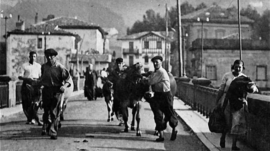 Un grupo de vascos cruzando el puente de Irun hacia Francia en 1936
