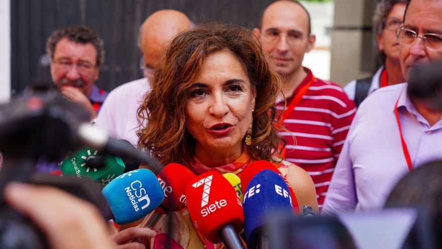 La vicesecretaria general del PSOE, María Jesús Montero, atiende a los medios al acudir en Sevilla a votar en las elecciones generales del 23 de julio.