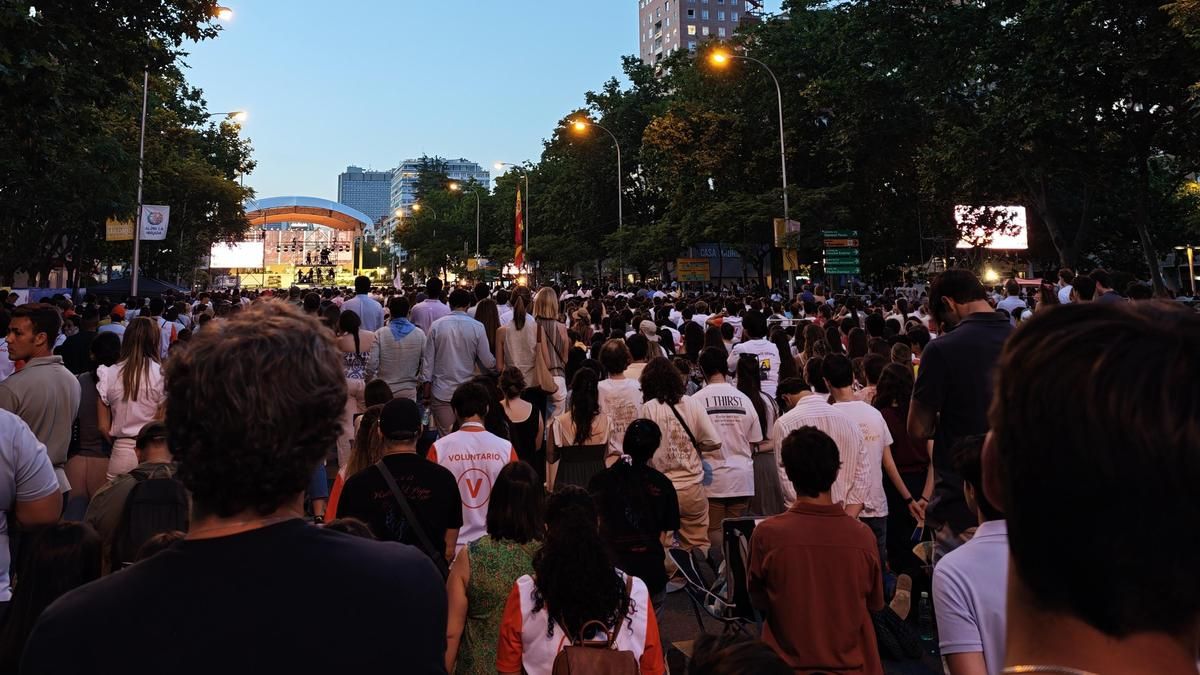 Jóvenes fieles rezan junto al Papa en la Plaza de Lima