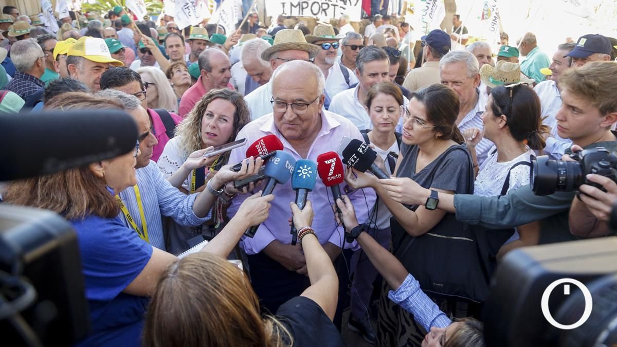 Concentración del sector agrario ante los ministros de la Unión Europea en la Puerta del Puente