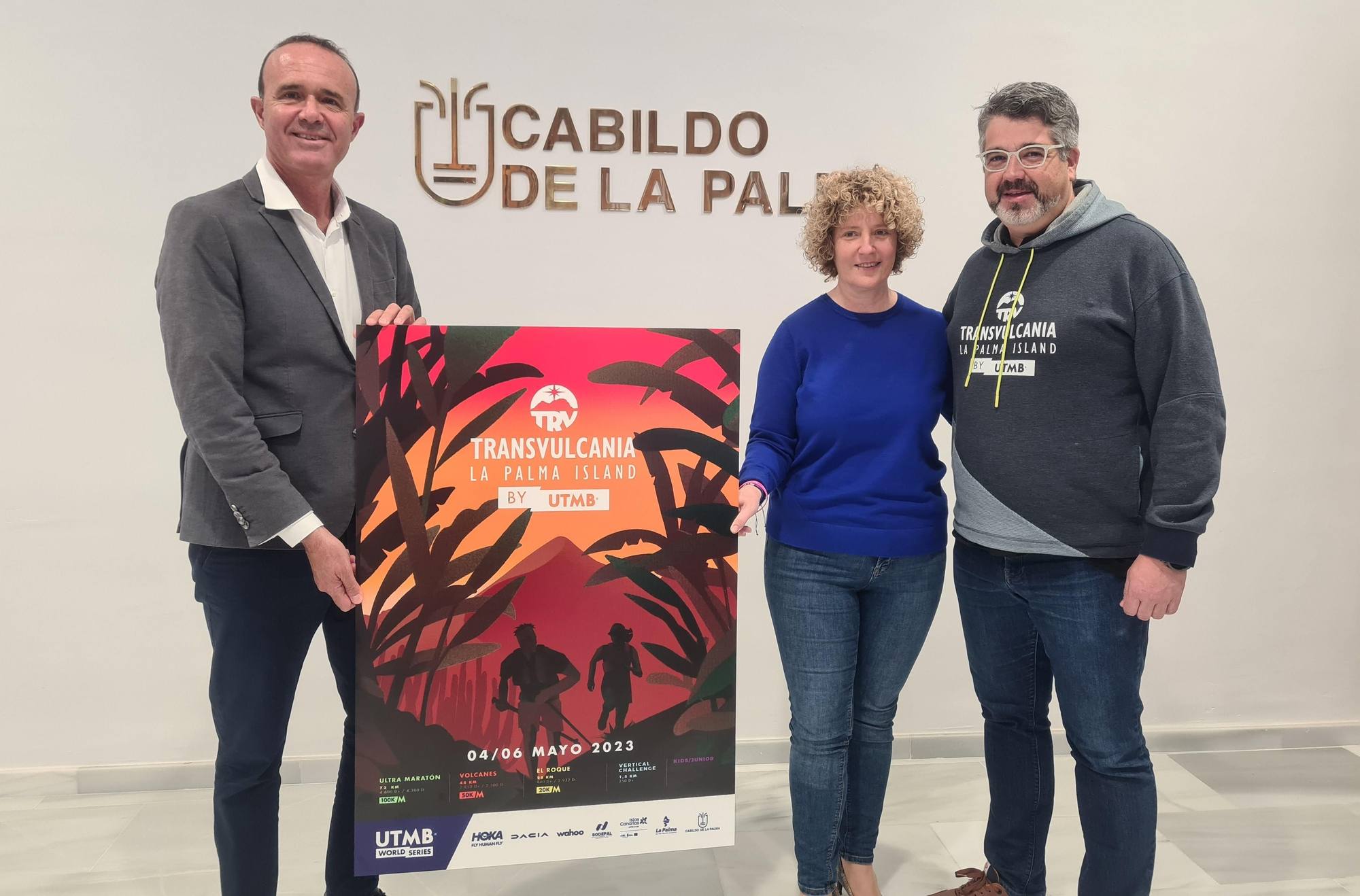 Raúl Camacho, Raquel Díaz y  Xavier Pocino muestran el cartel de la Transvulcania 2023.