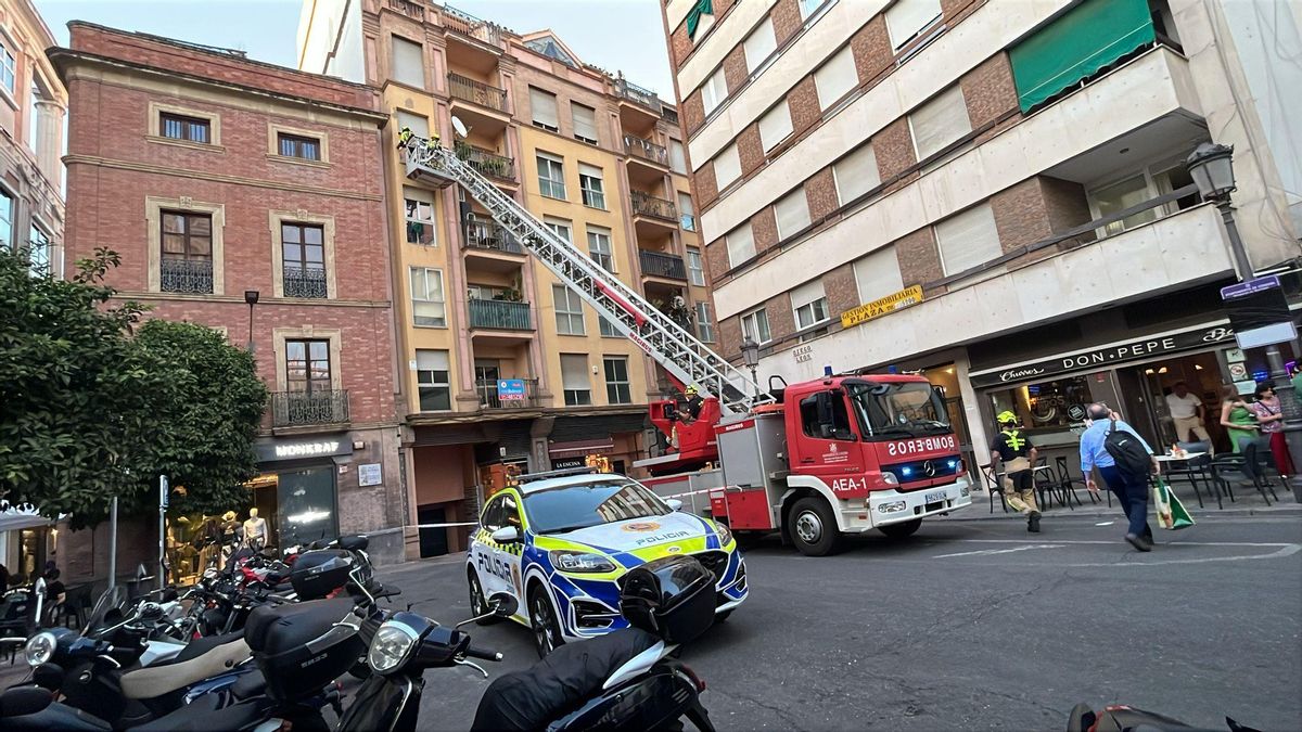 Los bomberos actúan por un desprendimiento de cornisa junto a Las Tendillas