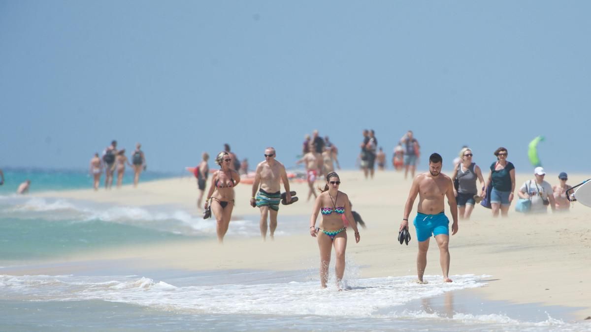 Canarias, única comunidad española que pierde turistas extranjeros en julio