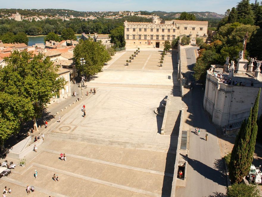 El Pequeño Palacio de Avignon desde las alturas del Palacio Papal. Al fondo puede verse el Fuerte de de Saint Andre.
