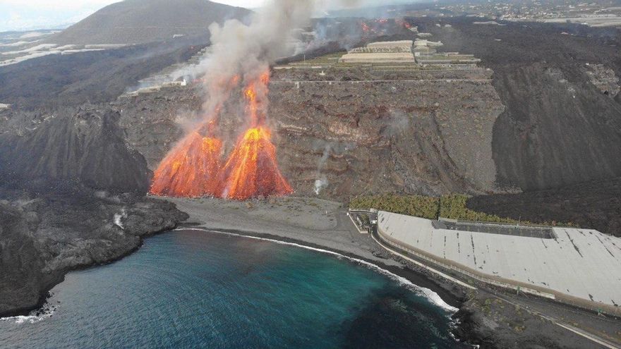 La lava cae sobre la playa de Los Guirres