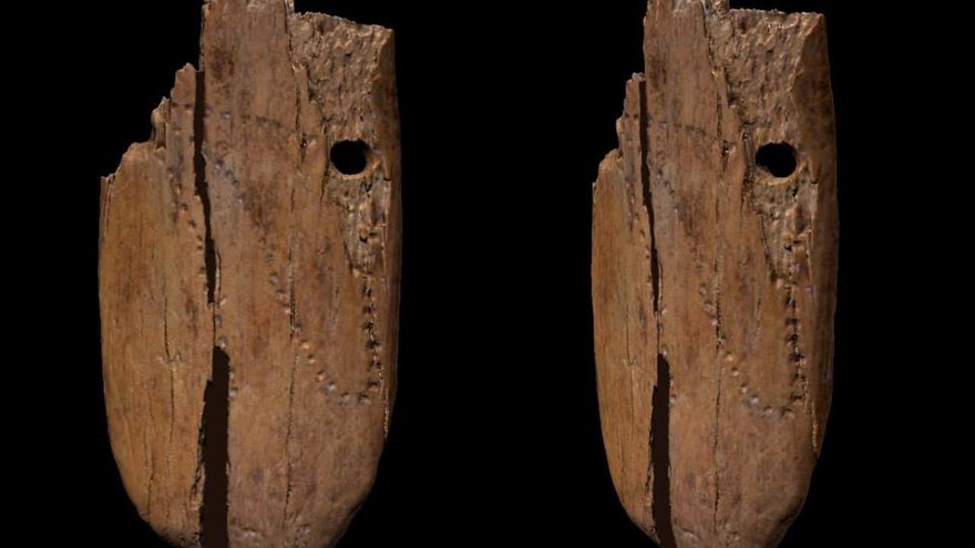 Colgante de Stajnia Vistas dorsal y ventral del colgante. La barra de escala es de 1 cm. © Antonino Vazzana - BONES Lab