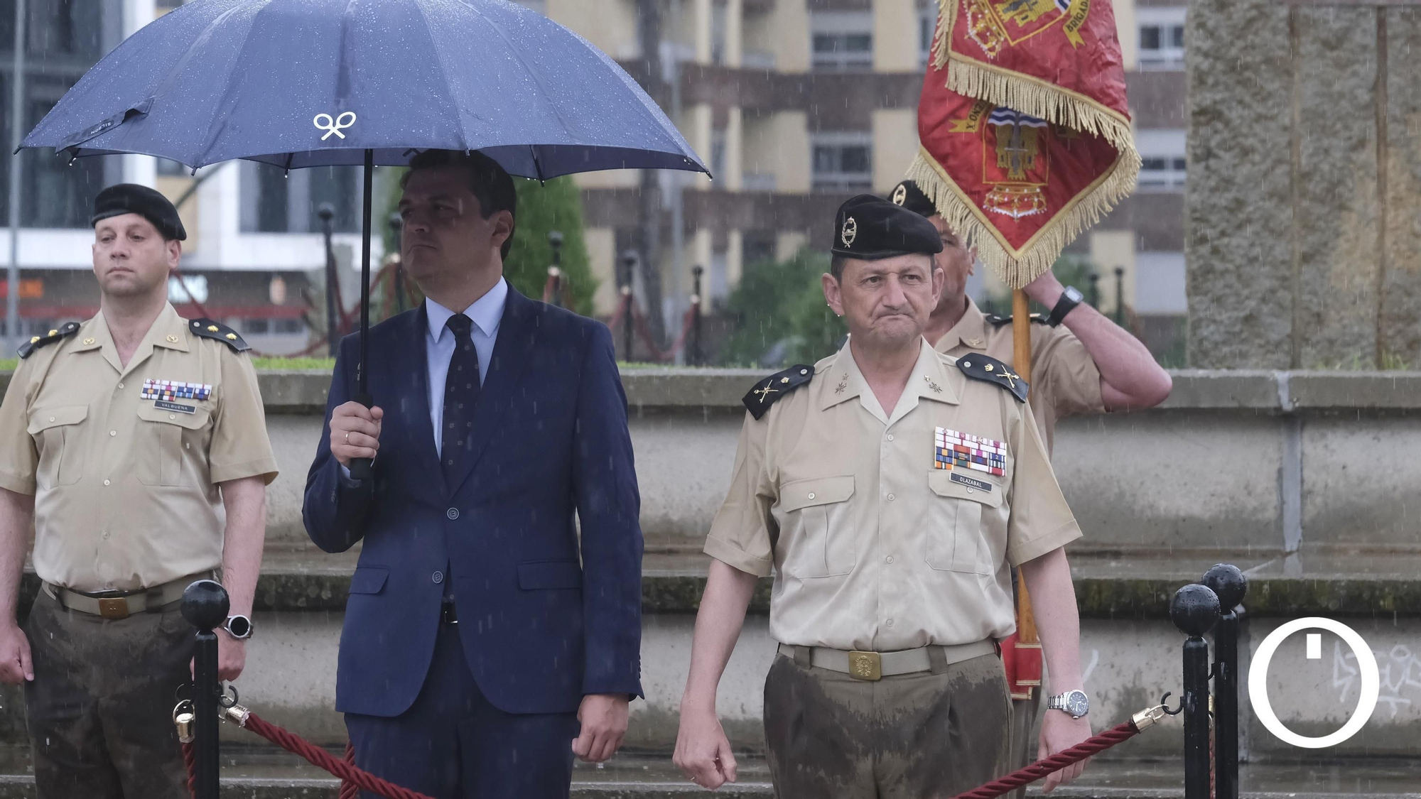 Izado de la bandera de España en la Plaza de España