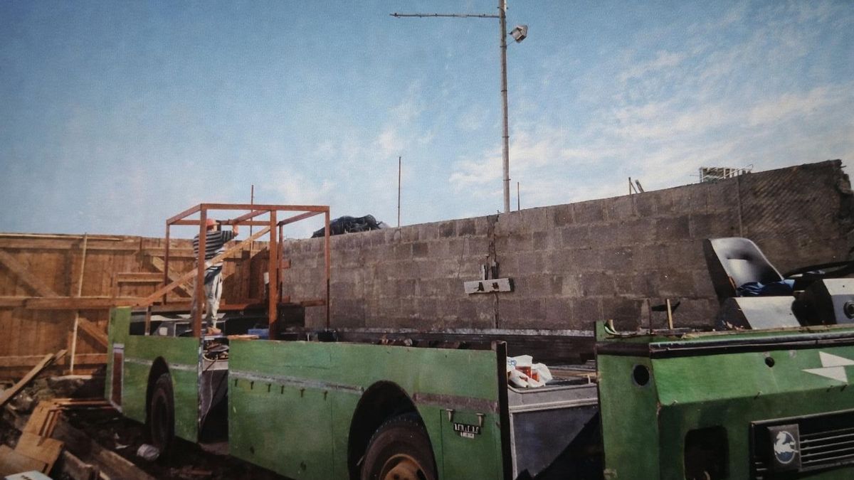 Montaje de la carroza de La Famosa desde un antiguo salcai Utinsa.