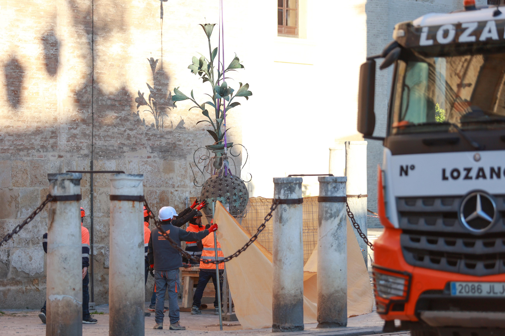 Cada lata pesa unos 120 kilogramos y mide unos 3,85 metros de altura.