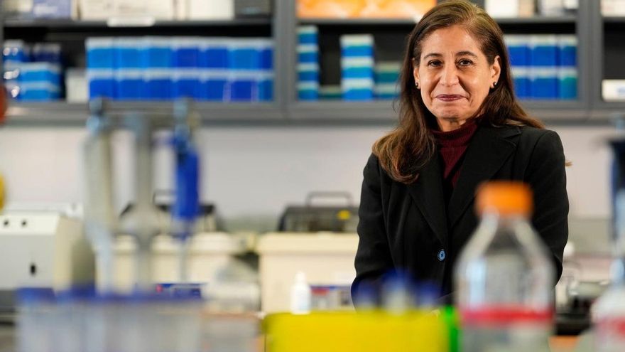 Consuelo Walss-Bass, junto a la Colección de Cerebros del UTHealth Houston que dirige.