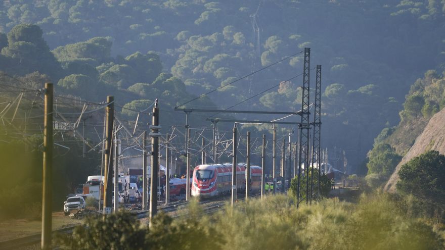 Zona del accidente ferroviario con los convoyes de trenes siniestrados donde continúan los trabajos de recuperación de los mismos. A 20 de enero de 2026, en Adamuz (Córdoba, Andalucía, España).