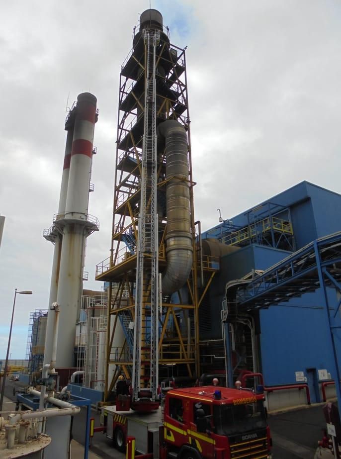 Los bomberos en el simulacro de rescate.