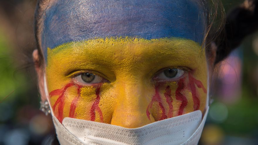 Una asistente a las protestas en Tailandia contra la ofensiva rusa en Ucrania.