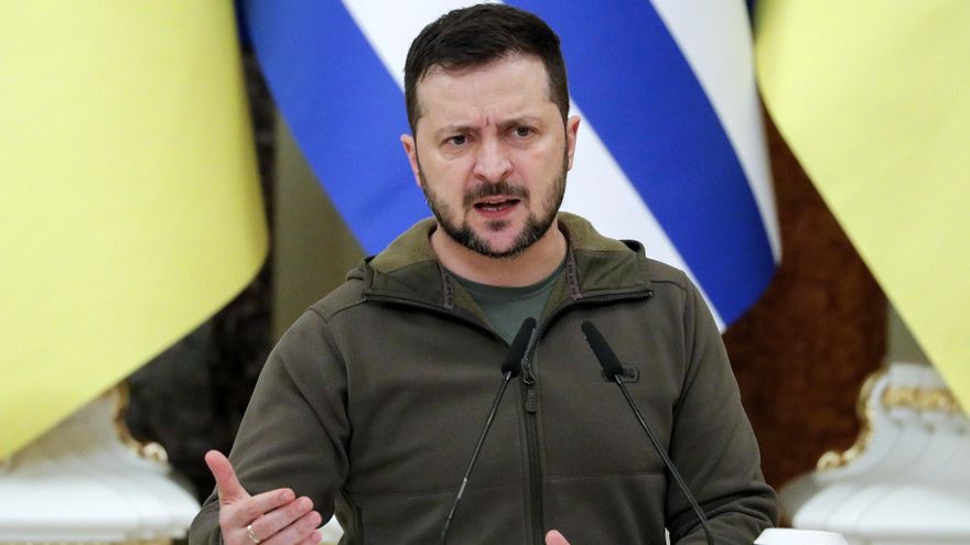 El presidente ucraniano, Volodímir Zelenski, habla durante una conferencia de prensa conjunta con la presidenta griega, Katerina Sakellaropoulou, después de su reunión en el palacio Mariinskiy en Kiev el 3 de noviembre de 2022. EFE/EPA/SERGEY DOLZHENKO