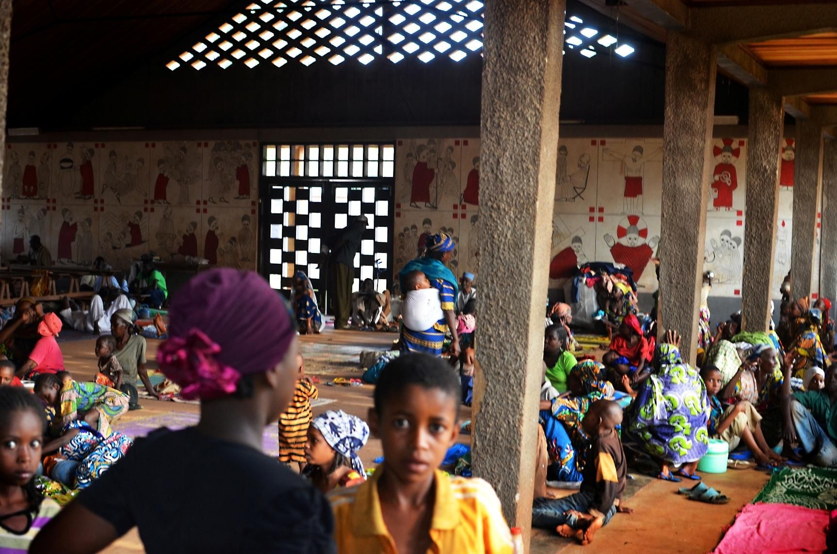 Cerca de mil personas, la mayoría musulmanas, están cercadas por anti-Balaka y se refugian en la iglesia de Carnot, en el suroeste del país. La unidad camerunesa de la MISCA ha reagrupado a los desplazados en la parroquia bajo su protección dado que no dispone de soldados suficientes para desplegarse por toda la ciudad. Fotografía: Remi Djian/MSF