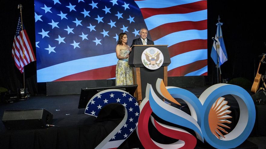 Washington deshoja la margarita con Massa: confía, desconfía... difícil que le adelante todo el dinero que pretende