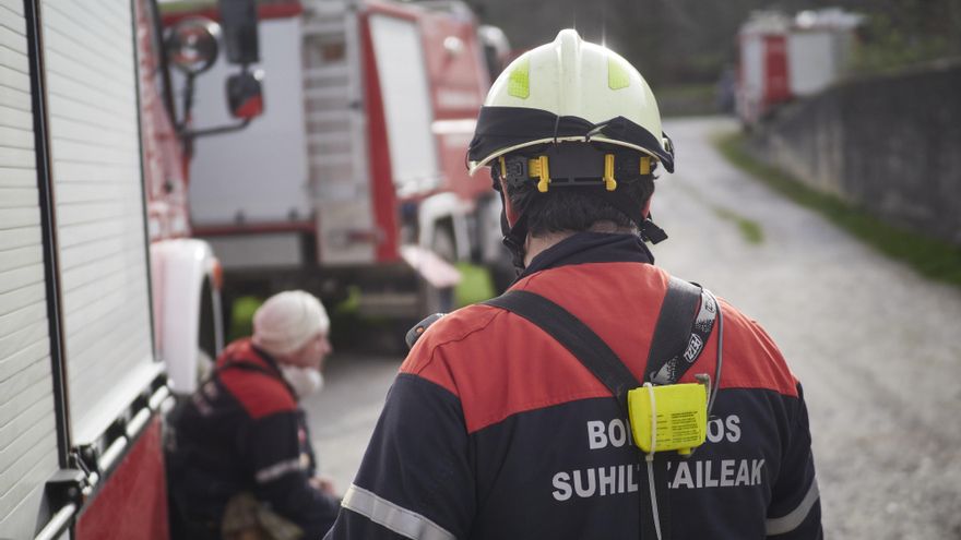 Archivo - Varios bomberos de Navarra descansan próximos a la zona del fuego en AuzoBerri, Navarra (España), a 21 de febrero de 2021. El incendio se originó ayer, sábado 20 de febrero en Bera de Bidasoa en Navarra, pero tras estar fuera de control debido a