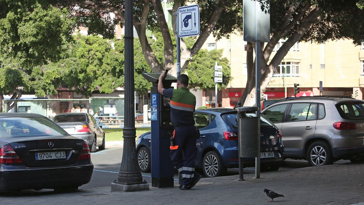 Un controlador de Sagulpa en un parquímetro del Obelisco, en Las Palmas de Gran Canaria.