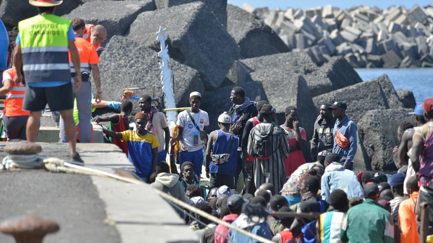 Llega a El Hierro un cayuco con 320 personas a bordo, el más numeroso desde que hay registros