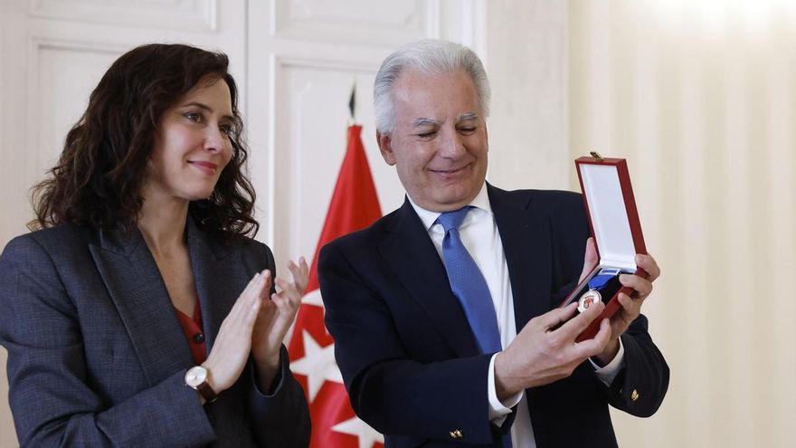 Álvaro Vargas Llosa, hijo del escritor Mario Vargas Llosa, recoge la Medalla Internacional de las Artes, concedida a título póstumo a su padre por Isabel Díaz Ayuso.