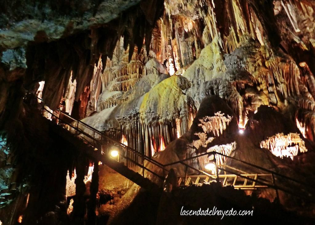 Detalle del recorrido interior de la Cueva del Valporquero.
