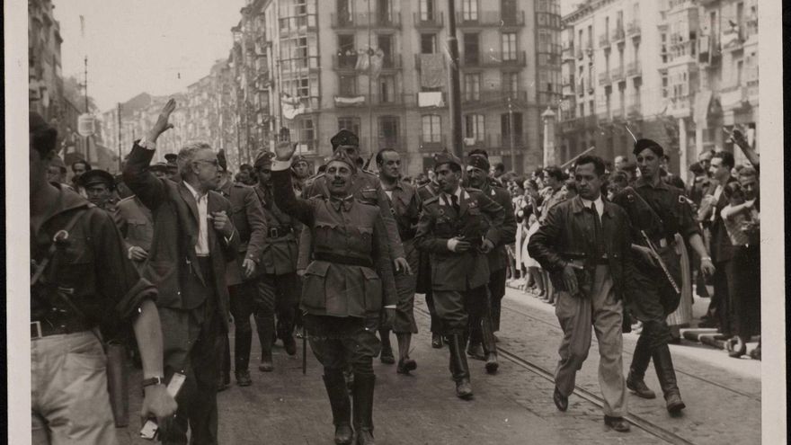 "El general Dávila paseando por las calles principales hacia el Ayuntamiento". 26 de agosto de 1937.