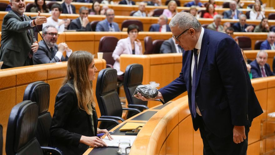 Senador del PP Francisco Bernabé: La bolsa con arena "tóxica" es "la imagen de la lucha de un pueblo"