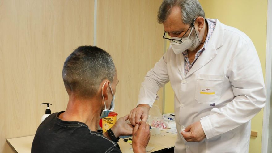 Sevilla, primera ciudad española en activar la eliminación de la hepatitis C en la población "sin techo"